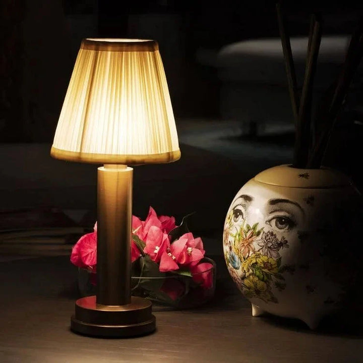Stilrena proportioner hos denna sladdlösa LED-bordslampa för hemmet