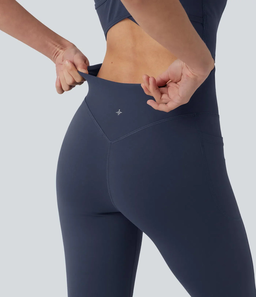 Svart jumpsuit för yoga och träning med utsvängda ben och magkontroll