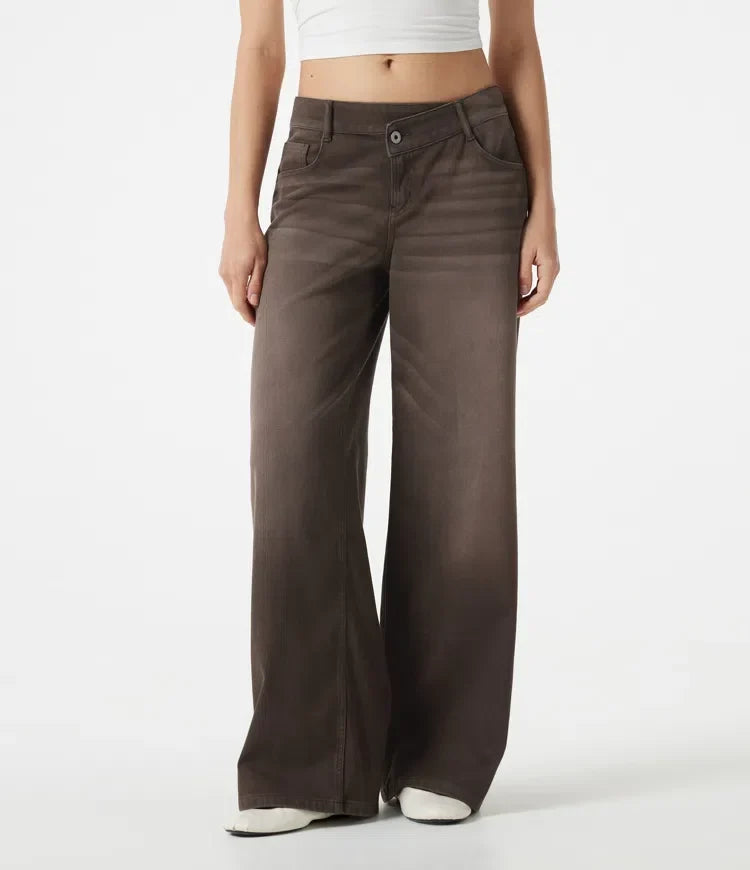 Kvinna i bruna vida jeans med låg midja framifrån
