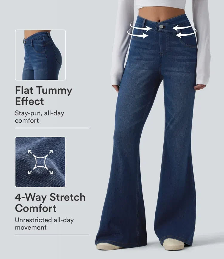 Framifrån på dam i mörkblå bootcut jeans med crossover-midja och stretchdetalj