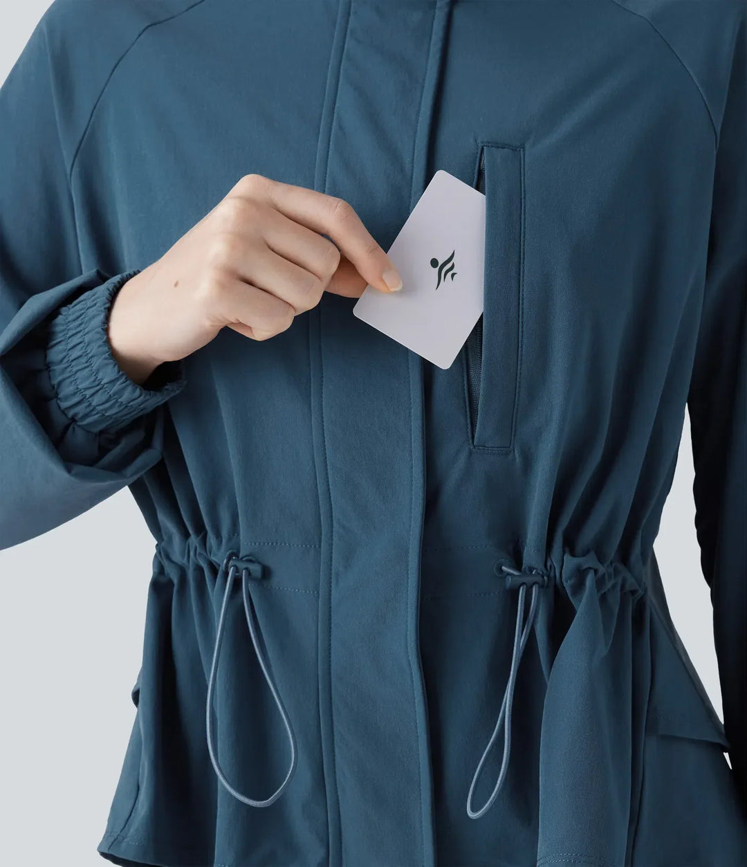 Moderna sportkläder: damjacka med dold huva och feminin passform
