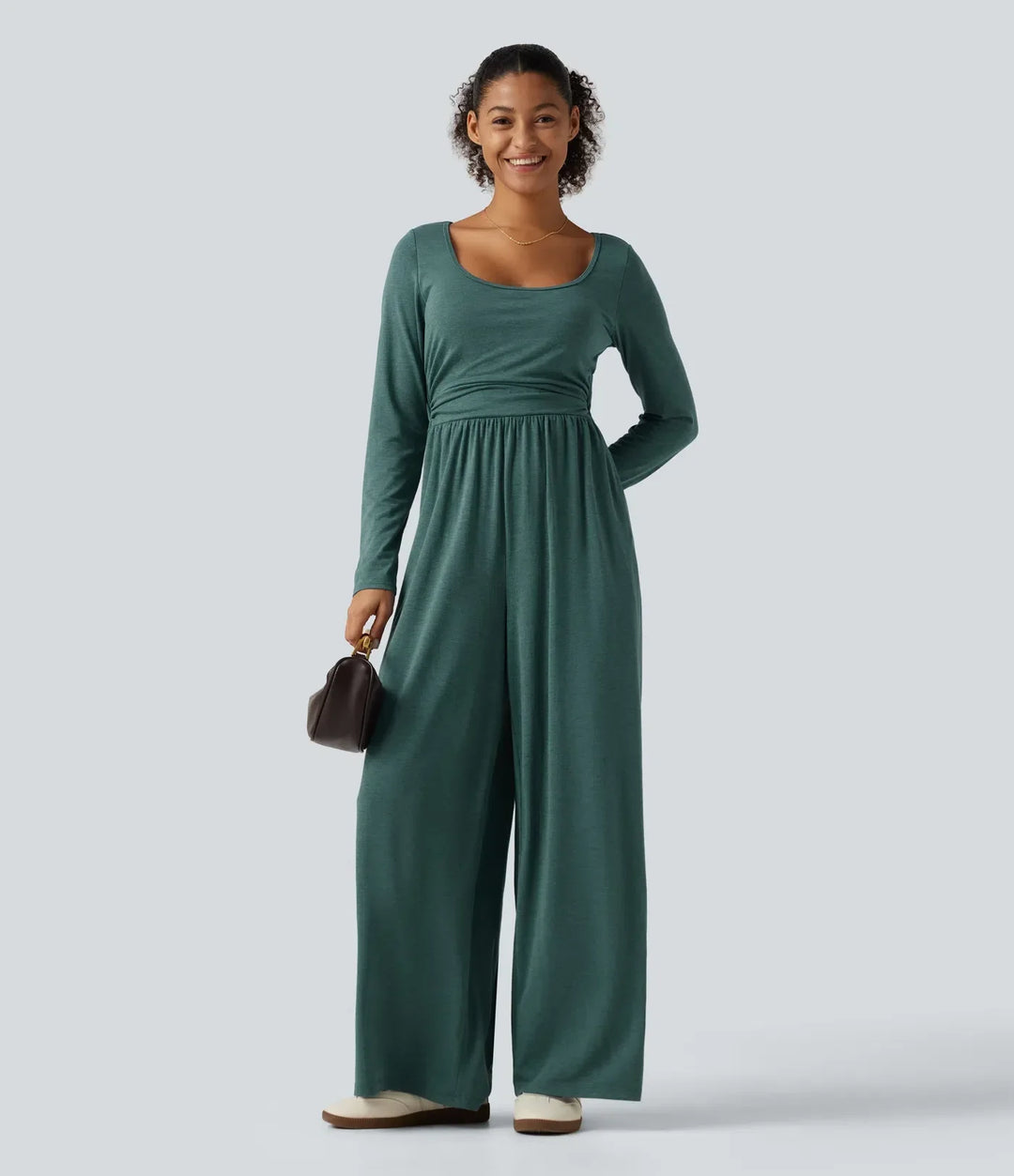 Stilren vardagsjumpsuit i grönt med långa ärmar och rak silhuett