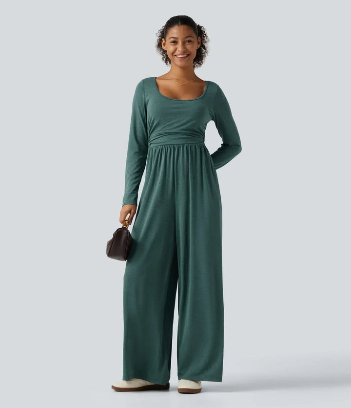 Stilren vardagsjumpsuit i grönt med långa ärmar och rak silhuett