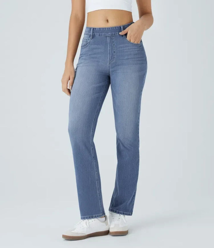 Framifrån på kvinna som bär bekväma och stretchiga blå jeans