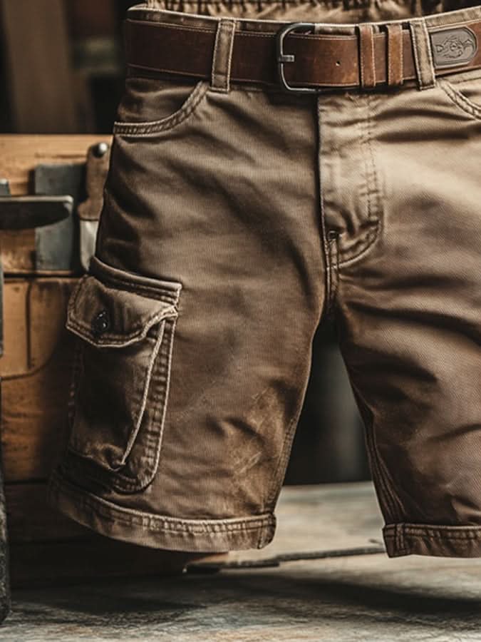 Slitstarka friluftsshorts för herrar med praktiska cargofickor i beige khaki, idealiska för vandring och friluftsliv.