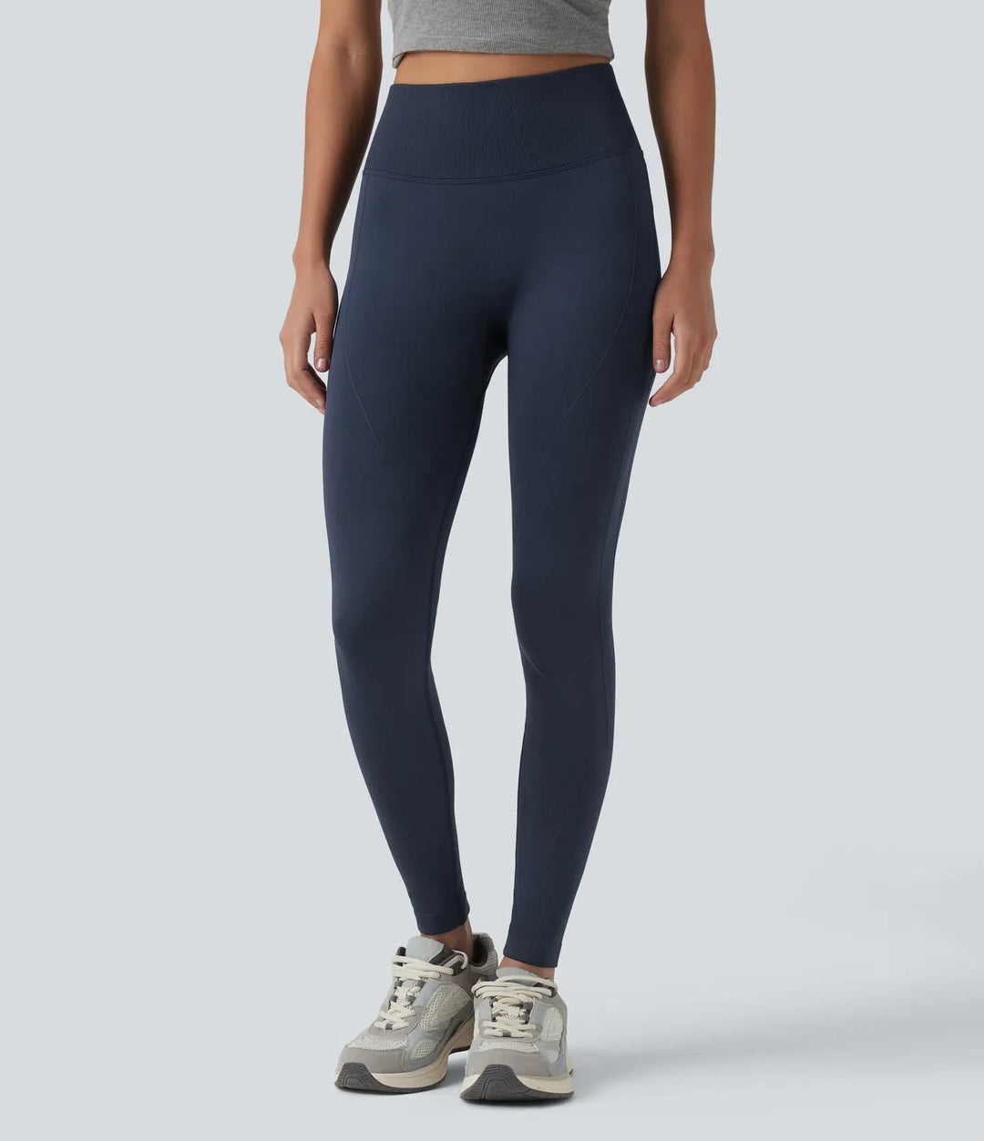 Detaljbild på ribbad hög midja hos formande yogaleggings för dam