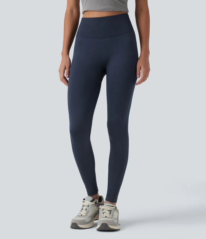 Detaljbild på ribbad hög midja hos formande yogaleggings för dam