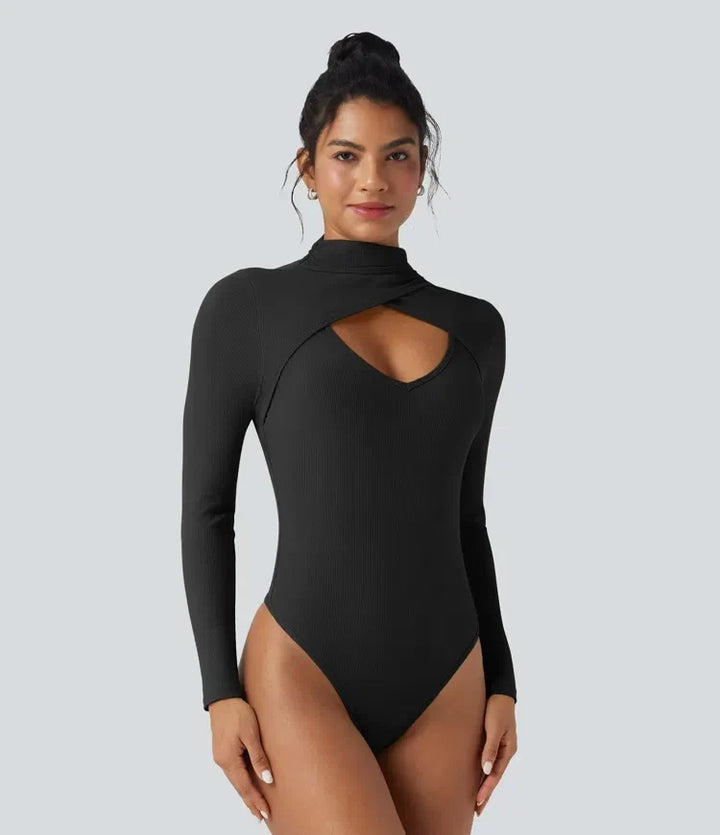 Framifrån av dam i svart ribbstickad bodysuit med hög hals och utskärning