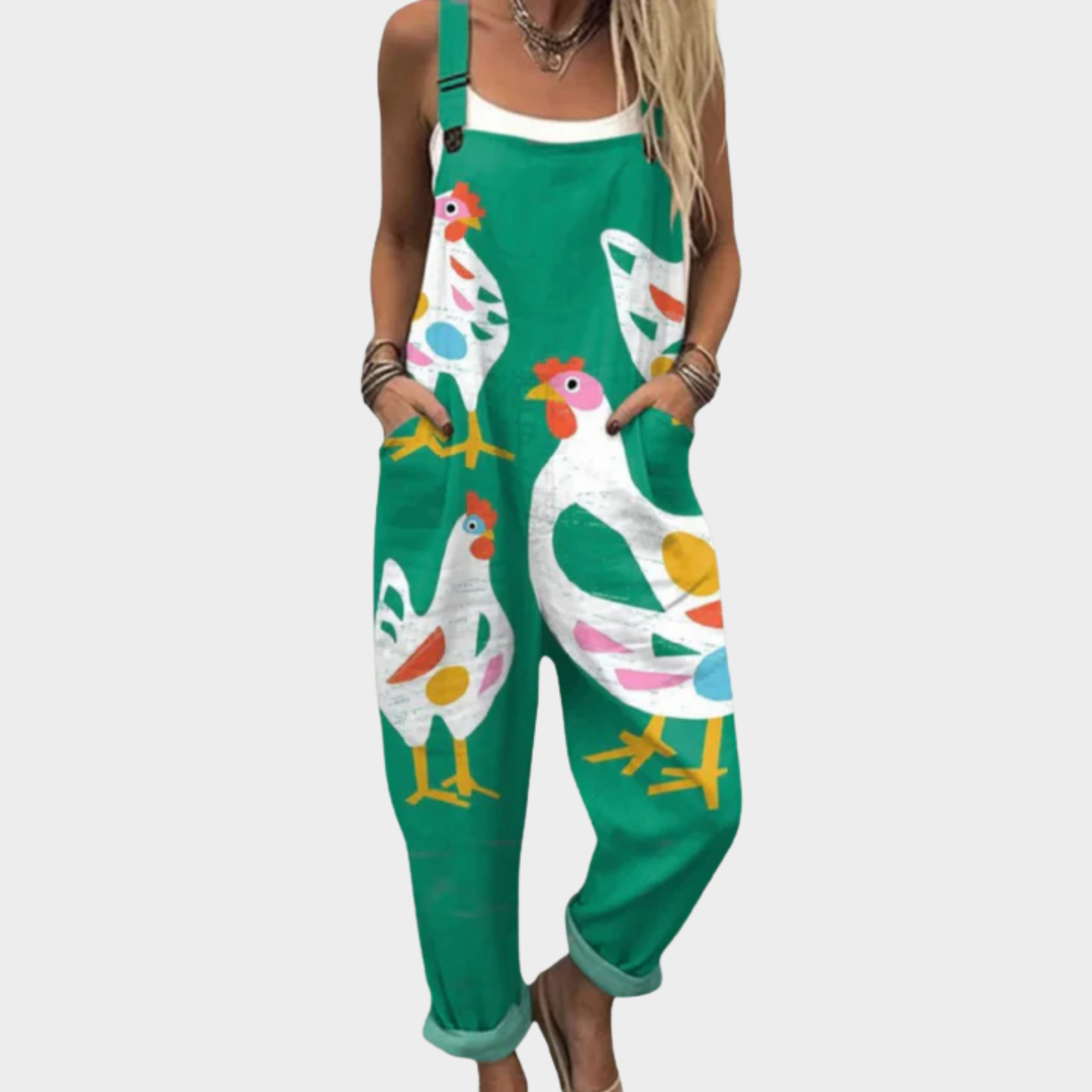 Kvinna som bär en mönstrad grön jumpsuit med kycklingmotiv och fickor