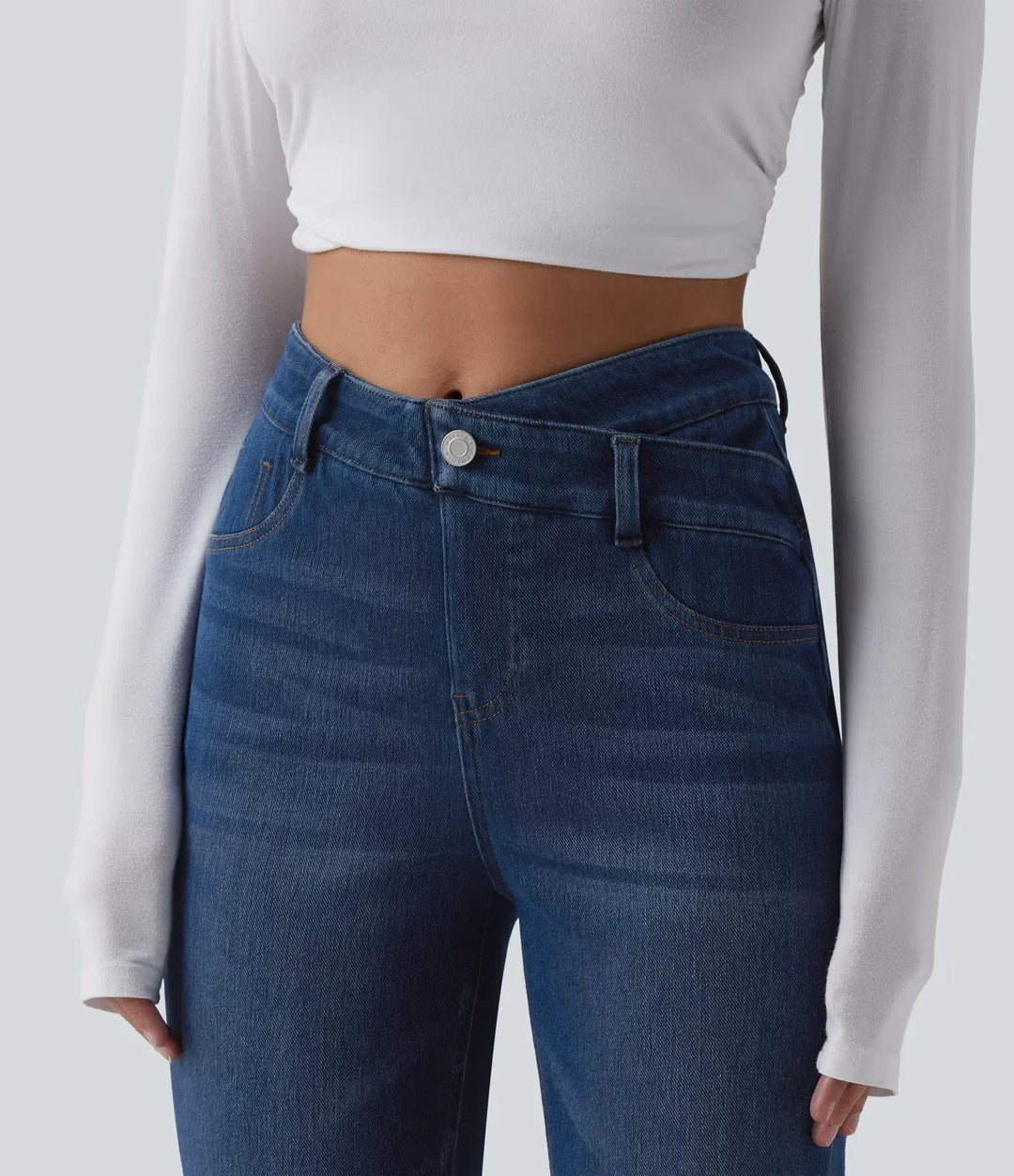 Utsvängda damjeans i klassisk denim med modern crossover design