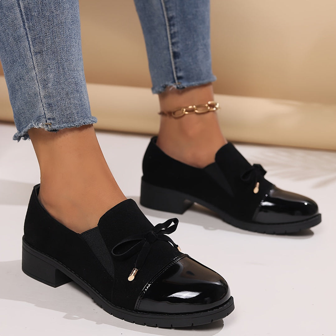 Närbild på beige damloafer som visar material och struktur