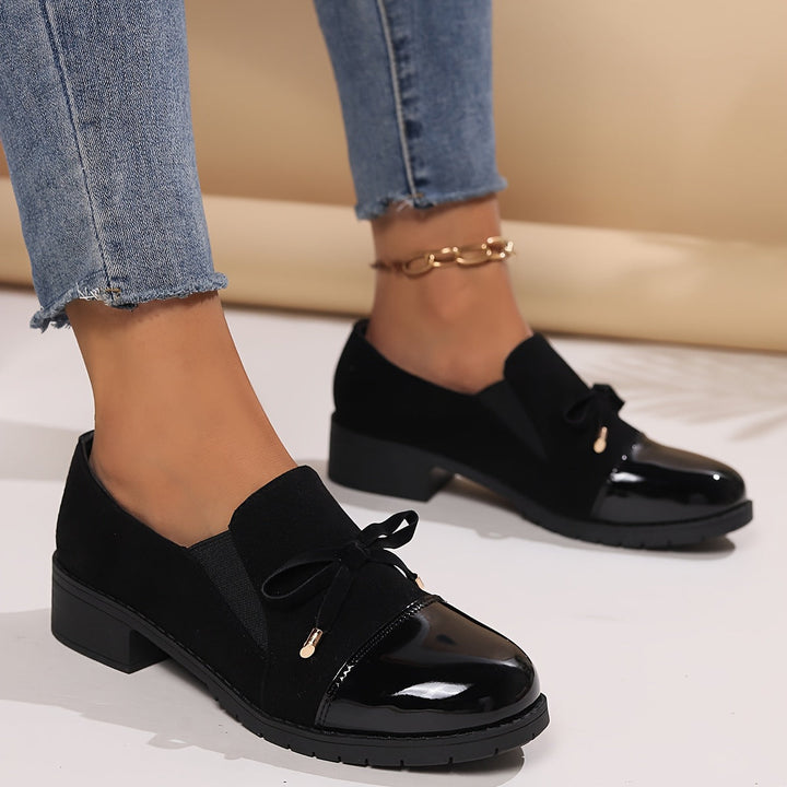 Närbild på beige damloafer som visar material och struktur