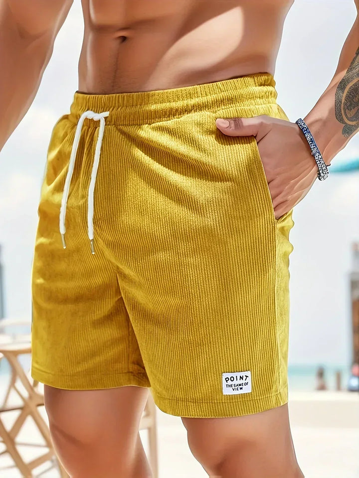 Detaljbild på bekväma herrmode-shorts med somriga ränder