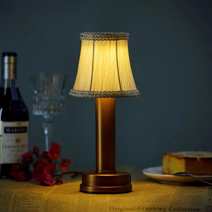 Elegant sladdlös LED-bordslampa i guld med silkeskärm på bord