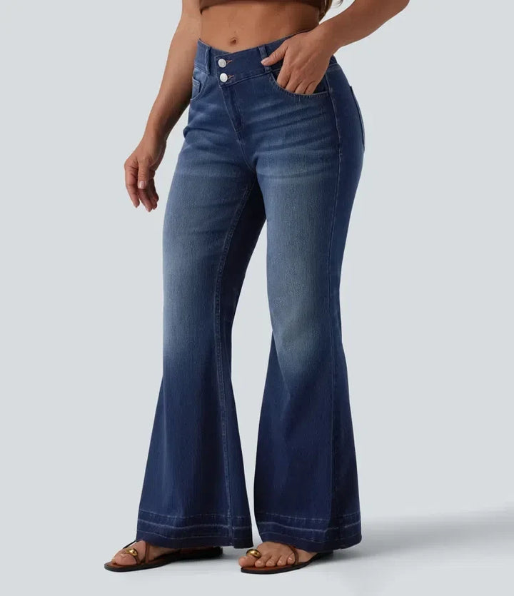 Snett framifrån av dam i trendiga utsvängda vardagsjeans