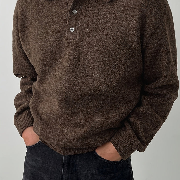 Modell som visar upp en elegant stickad herrtröja