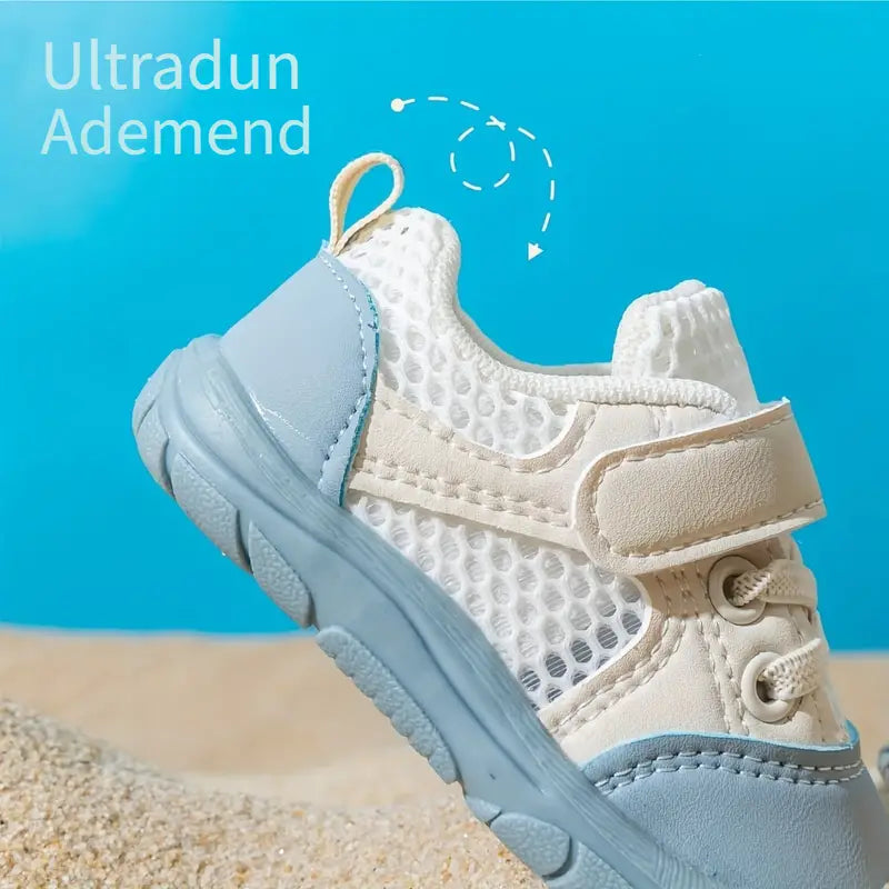 Närbild på flexibel sula på blå baby skor för naturligt steg