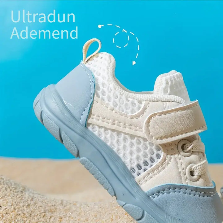 Närbild på flexibel sula på blå baby skor för naturligt steg