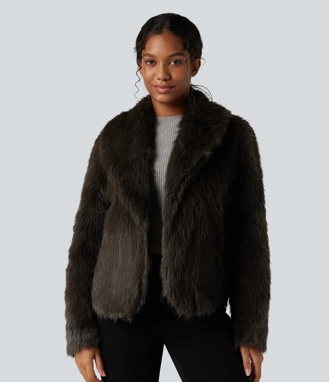 Närbild på ficka och tygdetalj på elegant damjacka med slagkrage