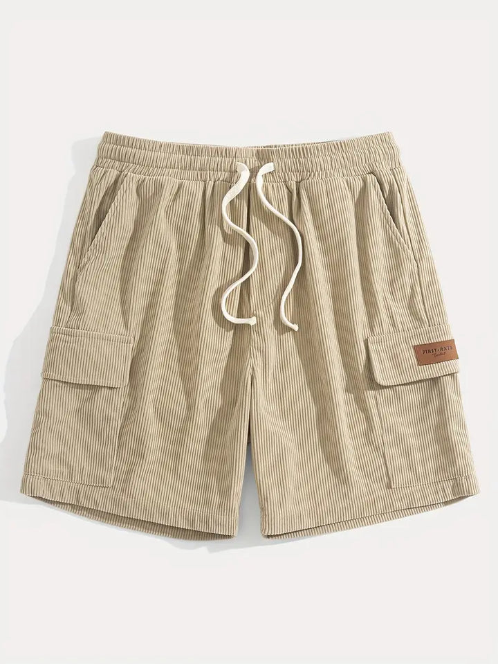 Detaljbild på struktur och fickor på beiga cargoshorts för herrar i sommarmodell