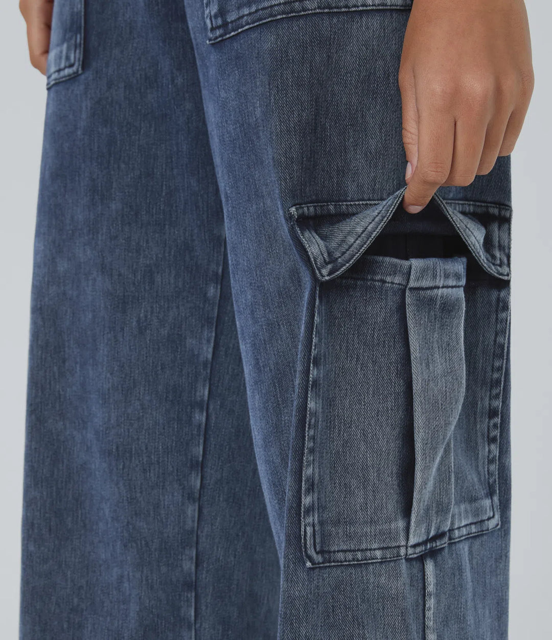 Gröna stretchiga cargo jeans för dam med moderna fickdetaljer