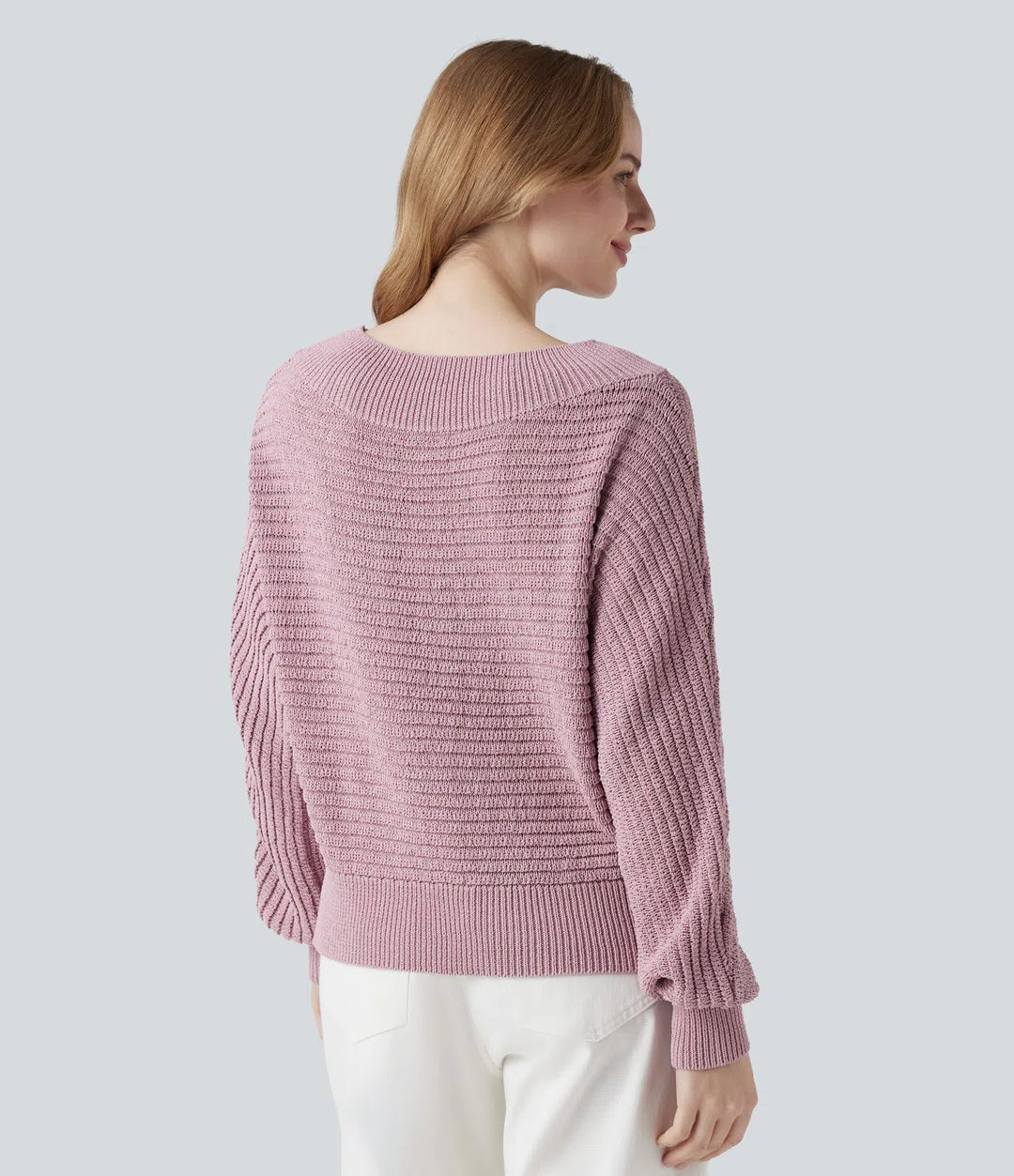 Baksida av rosa tröja med bara axlar på modell