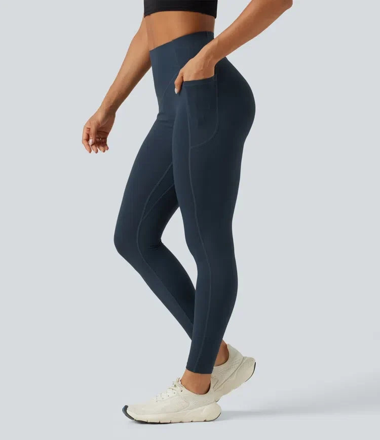 Sida av modell iklädd formande träningsleggings med ficka
