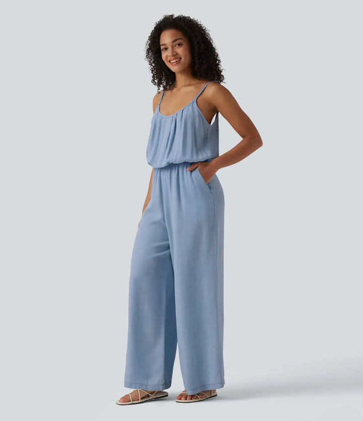 Kvinna i ljusblå slip jumpsuit som visar fickorna i sidorna