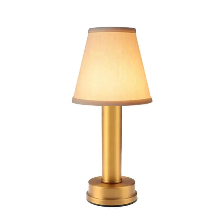 Designad bordslampa för heminredning som sprider ett behagligt sken i rummet