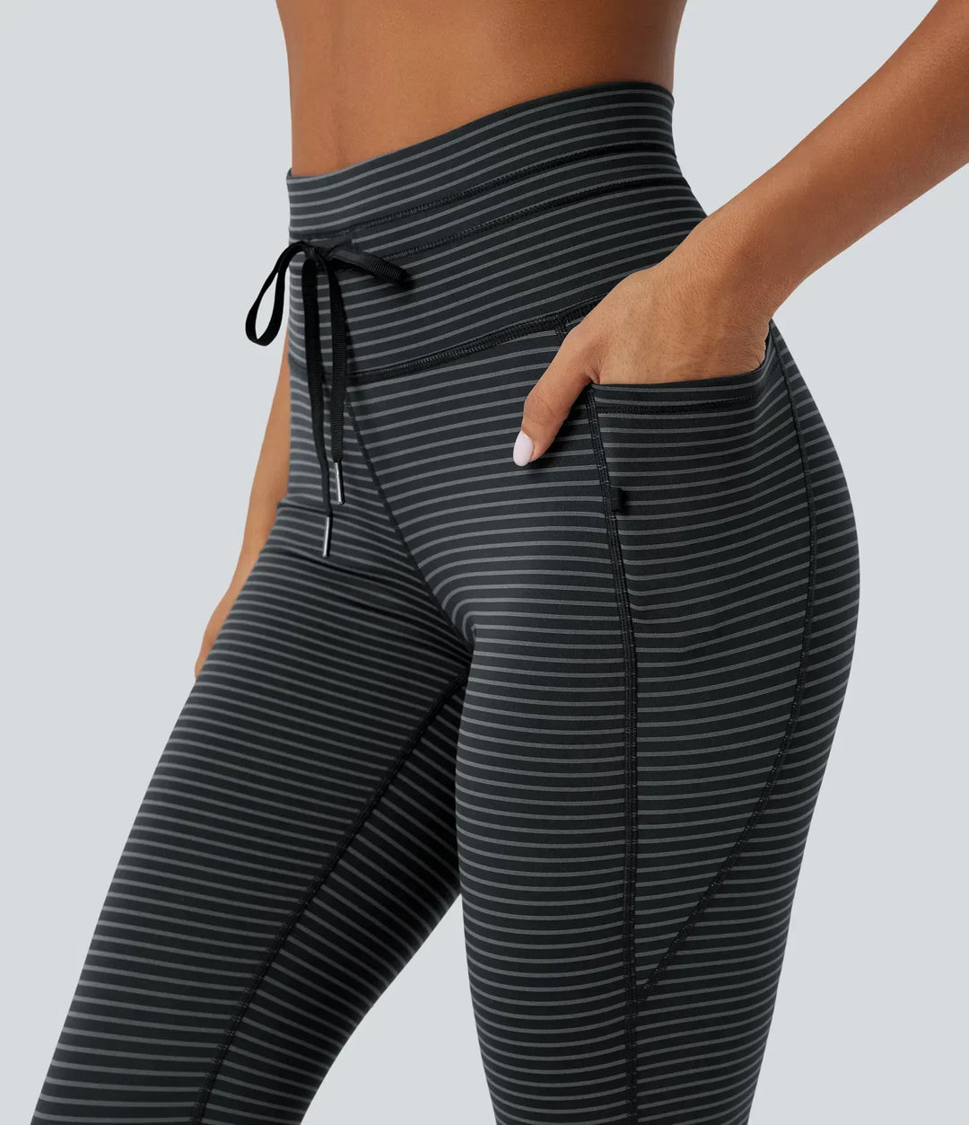 Snygga damleggings med dragsko i midjan och mönstrade ränder för activewear