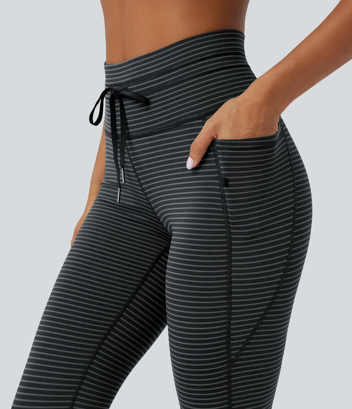 Snygga damleggings med dragsko i midjan och mönstrade ränder för activewear