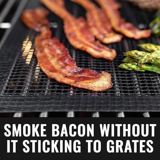 Praktiska grilltillbehör som nätmatta för grönsaker och kött på sommargrillen