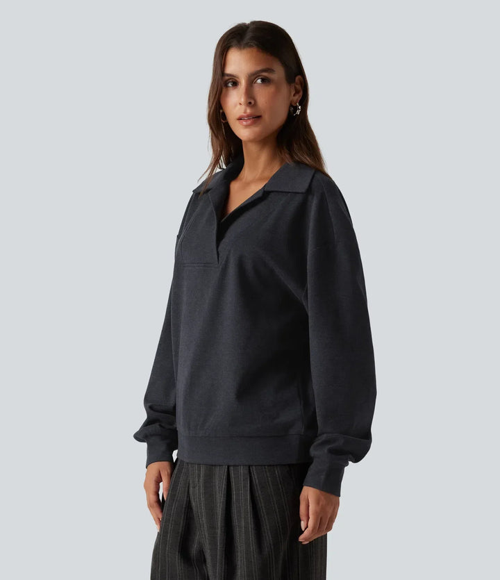 Kvinna i mörkgrå sweatshirt från sidan med långa ärmar