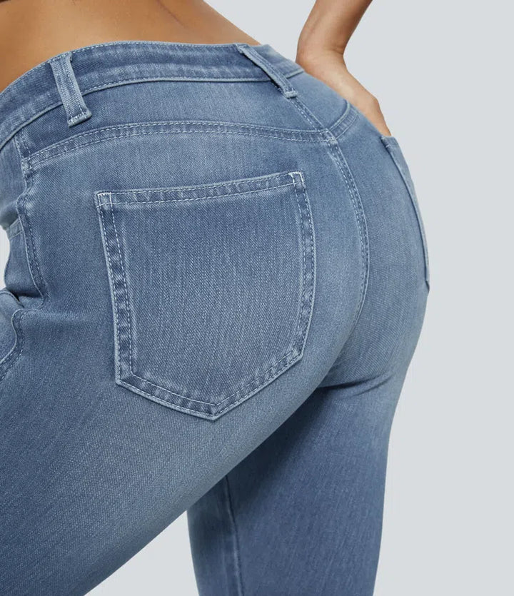 Detaljbild på fickor bak på stretchiga damjeans