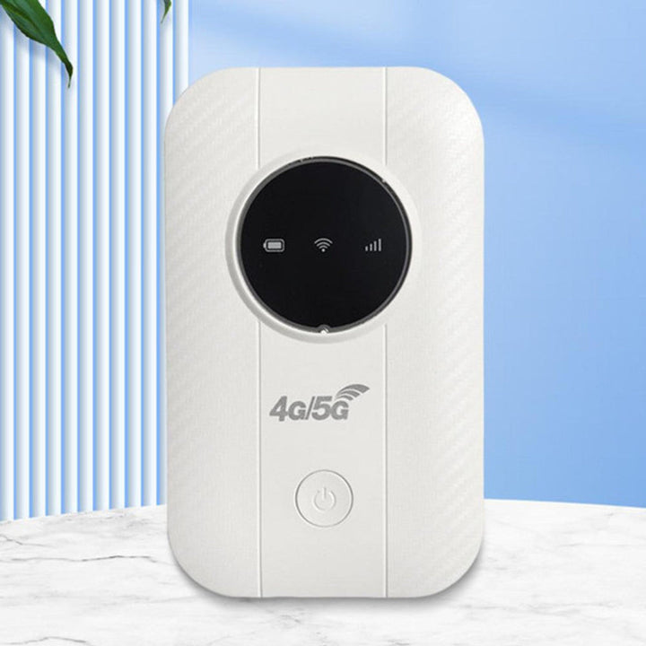 Vit bärbar WiFi-router med digital skärm och strömknapp