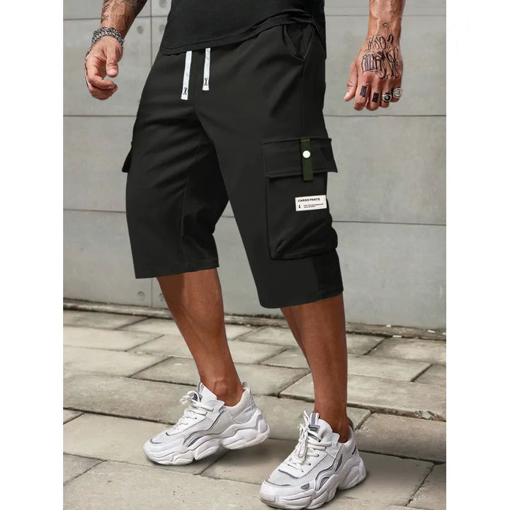 Detaljbild på Christopher Herr cargoshorts i slitstarkt material med streetwear-design