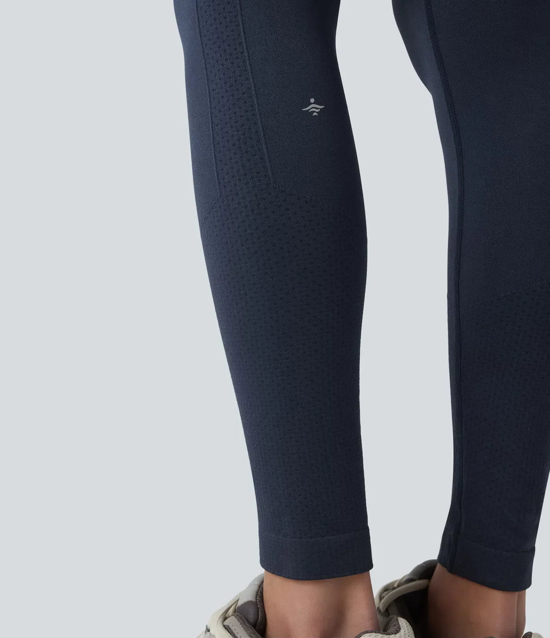 Ryggparti på formande yogaleggings som visar den lyftande effekten