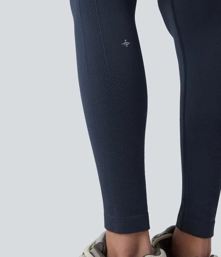 Grå yogaleggings med hög midja som framhäver formerna under träning