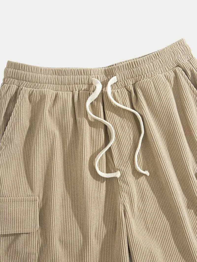 Närbild på midja med dragsko på beiga cargoshorts