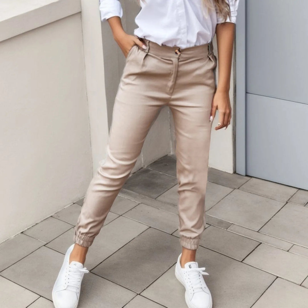 Modell i khaki höga träningsbyxor med slim fit passform