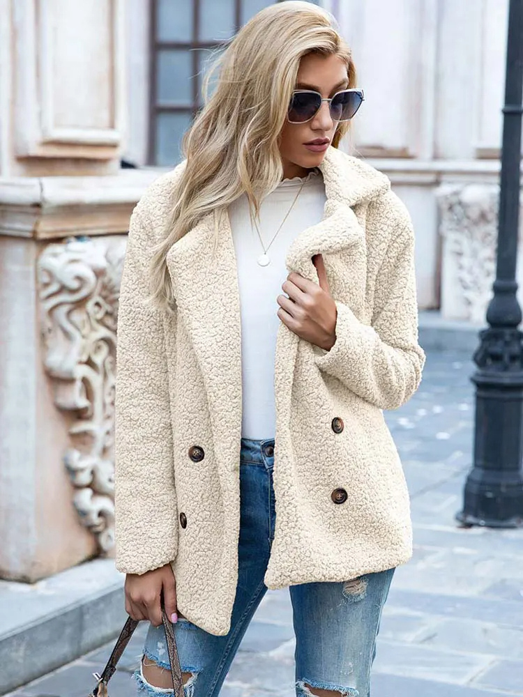 Beige teddykappa dam med dubbelknäppt design och bred revers