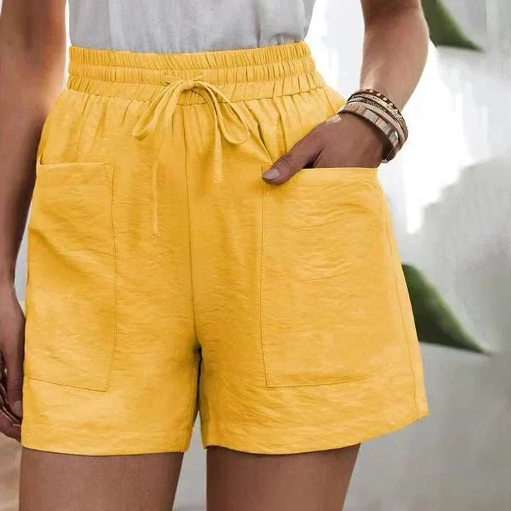 Snygga damkläder: avslappnade shorts för dam med praktisk midja och fickdetaljer.