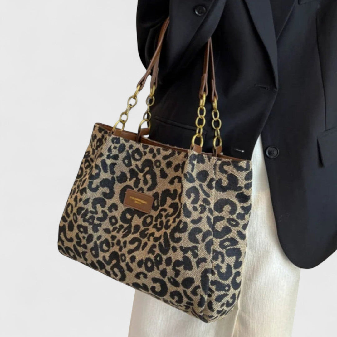 Närbild på handtag och metalldetaljer på damväska Leona med leopardmönster.
