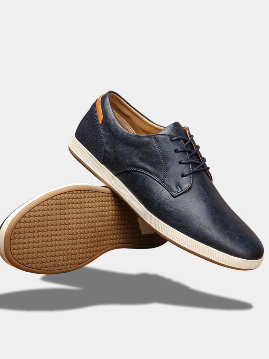 Marinblå sneakers i läder med gummisula