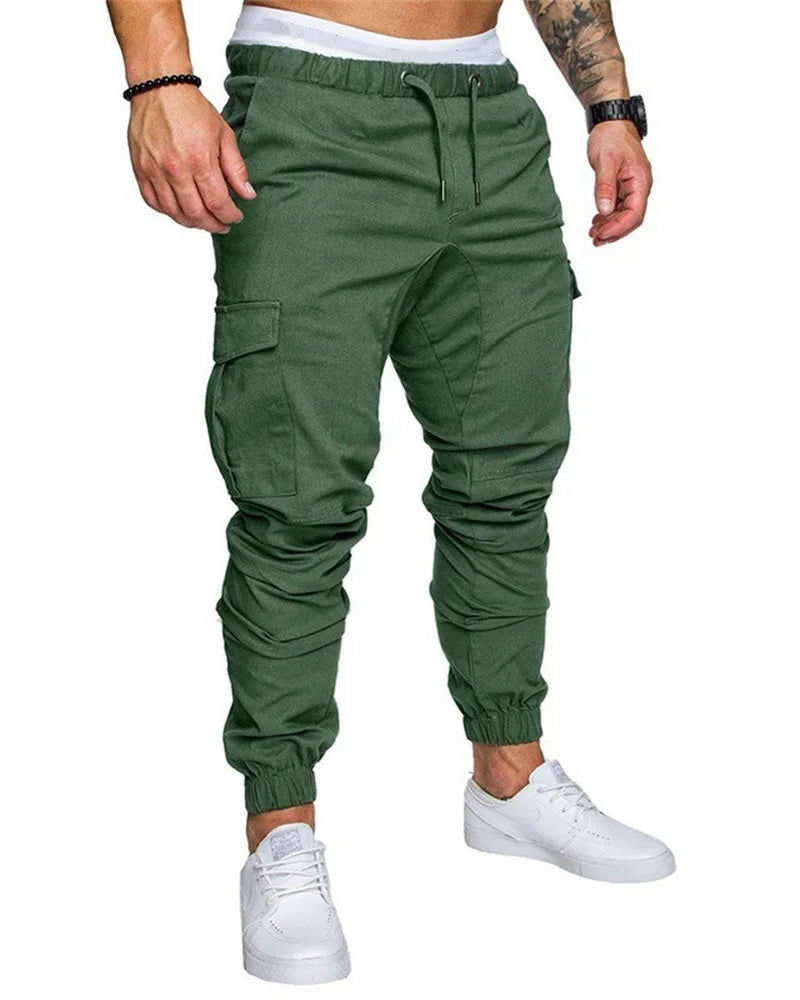 Snygga herrcargo byxor i streetwear-design med elastisk mudd vid anklar