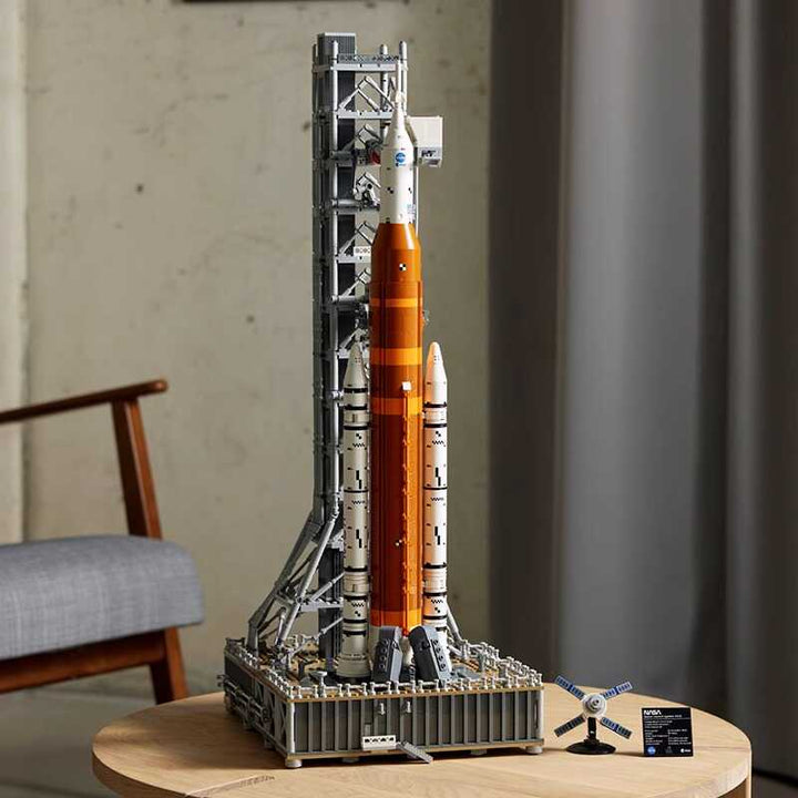 Närmast foto av NASA Artemis rymdstartsystem modellkit med fina detaljer