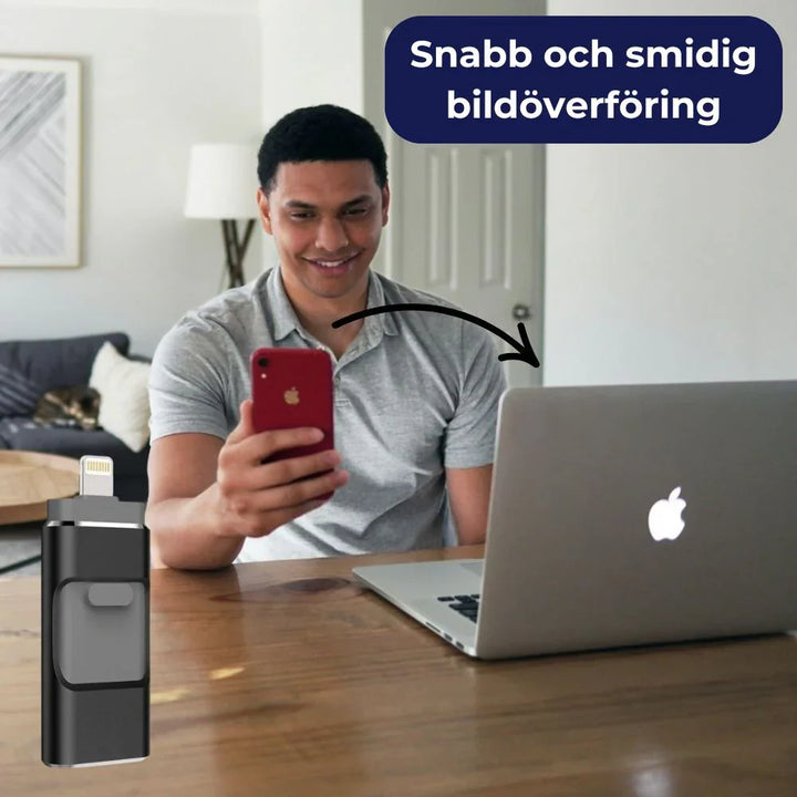 Person som använder USB-minne för bildöverföring vid skrivbordet
