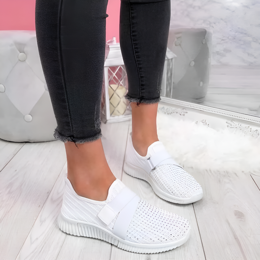 Vit stickade slip-on träningsskor för dam matchade med jeans