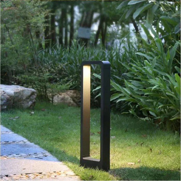 Trädgårdslampa i stilren design för effektiv och säker gångbelysning utomhus