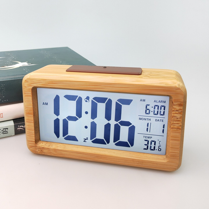 Elektronisk väckarklocka i massivt trä med digital display